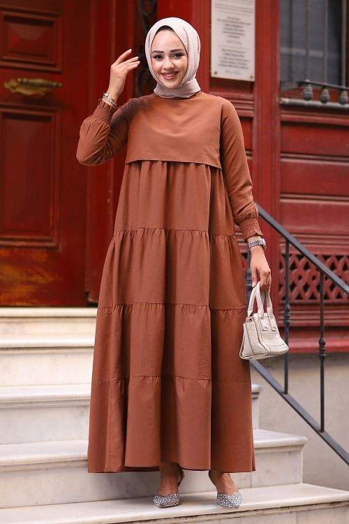 Fırfır Detaylı Kolu Büzgülü Koton Tesettür Elbise Acı Kahve
