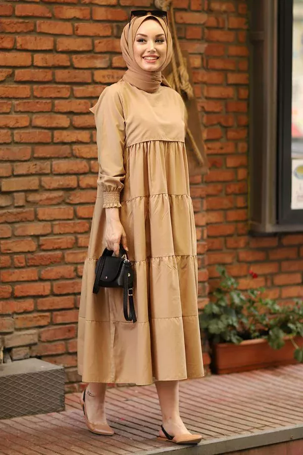 Fırfır Detaylı Kolu Büzgülü Koton Tesettür Elbise Vizon